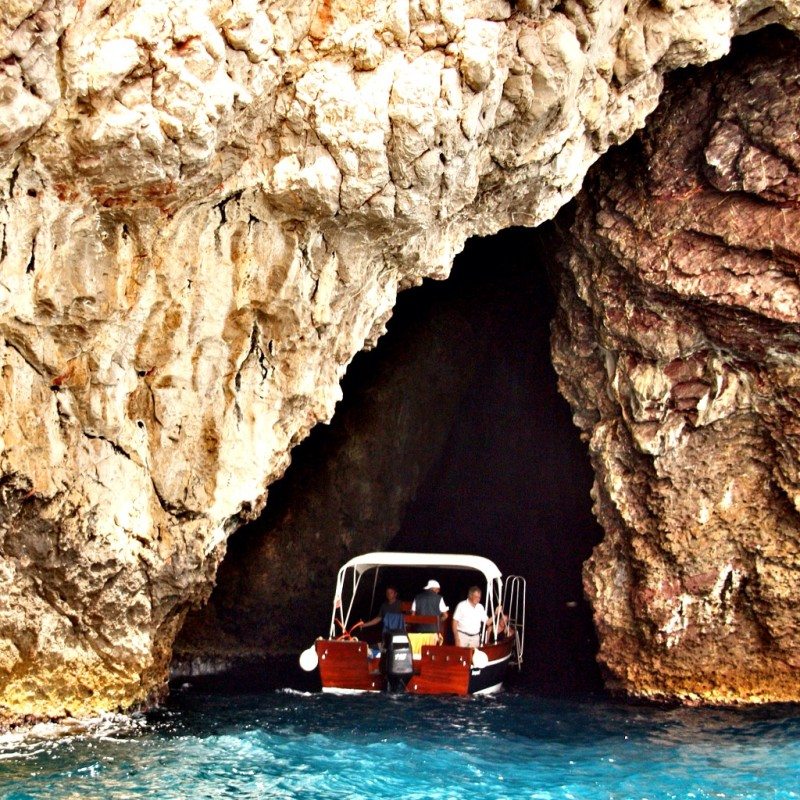 Passeio de barco pela Grotta Azzurra na Itália