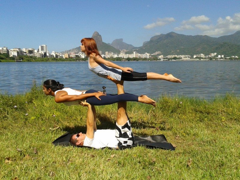Prática de yoga e acroyoga em frente a lagoa - Foto: Dayana Souza