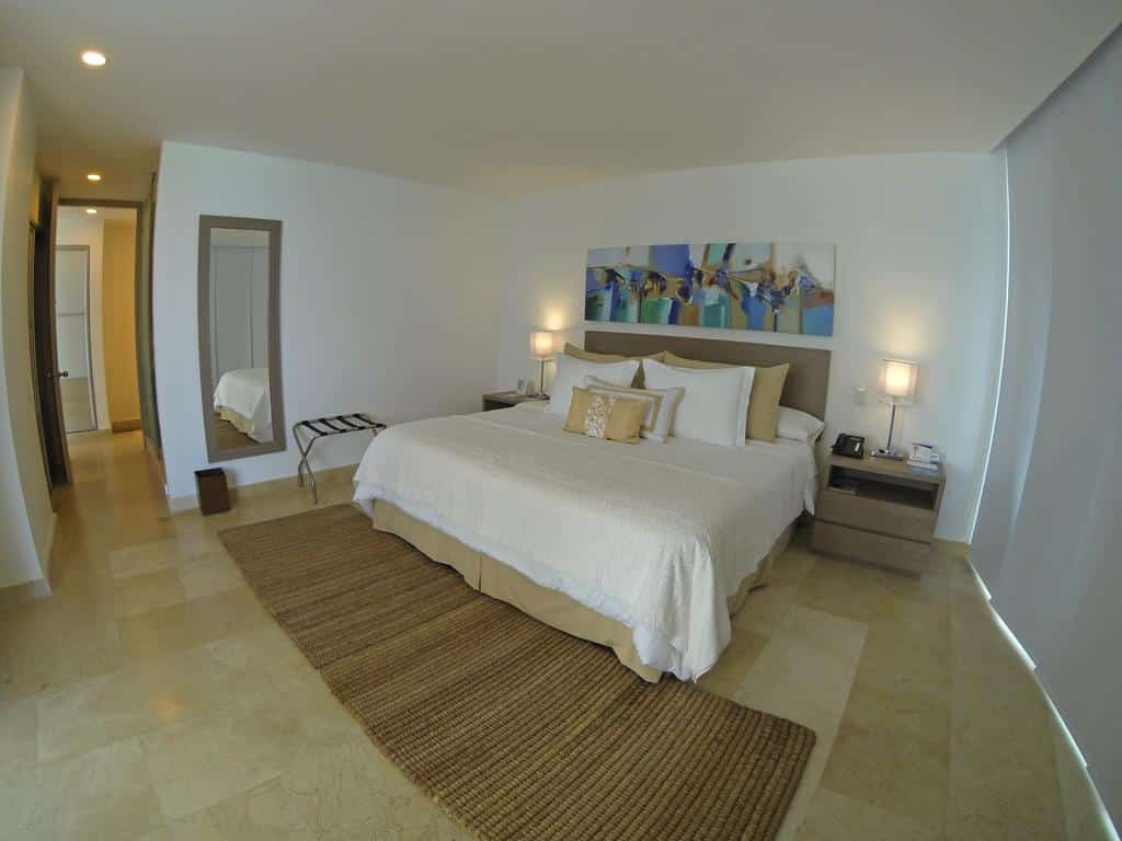 Quarto com cama de casal no Hotel CasaBlanca em San Andrés, Colômbia