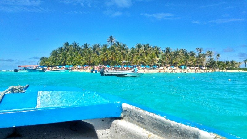 Barco chegando na ilhota Johnny Cay, um dos principais pontos turísticos da ilha de San Andrés.