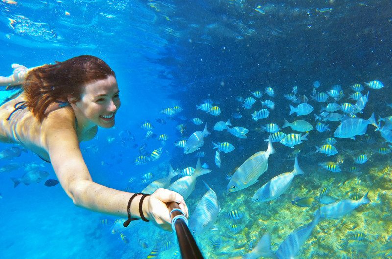 Mergulho com peixinhos no mar do Caribe