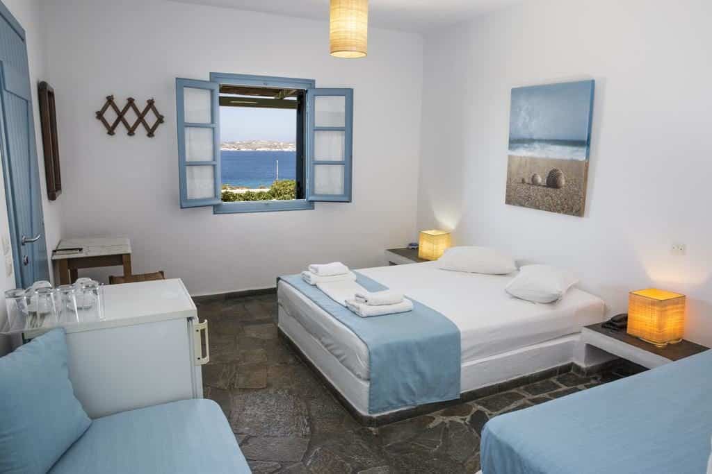 vista do interior dos quartos do hotel de milos nas ilhas gregas