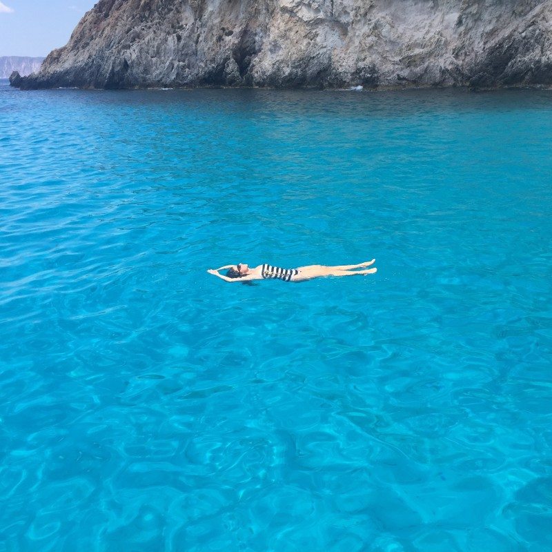 mulher nadando na ilha de poliegos grecia
