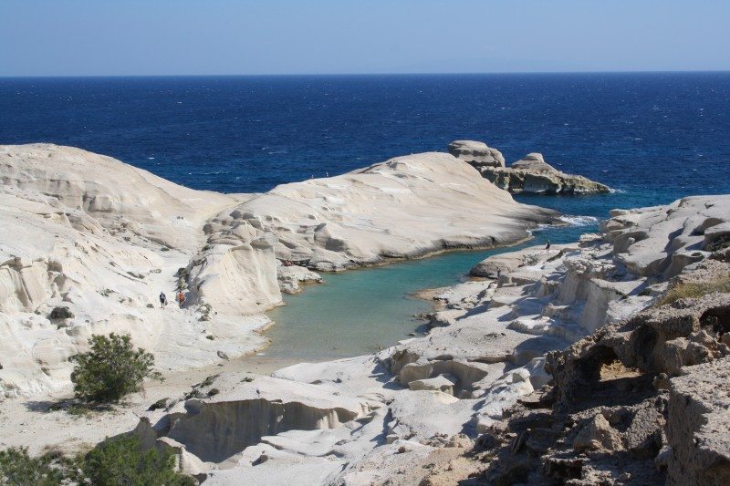 praia de sarakiniko em milos, na grecia