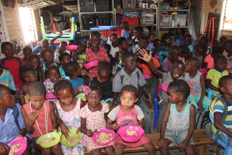 crianças africanas sendo alimentadas Foto: Dayana Souza