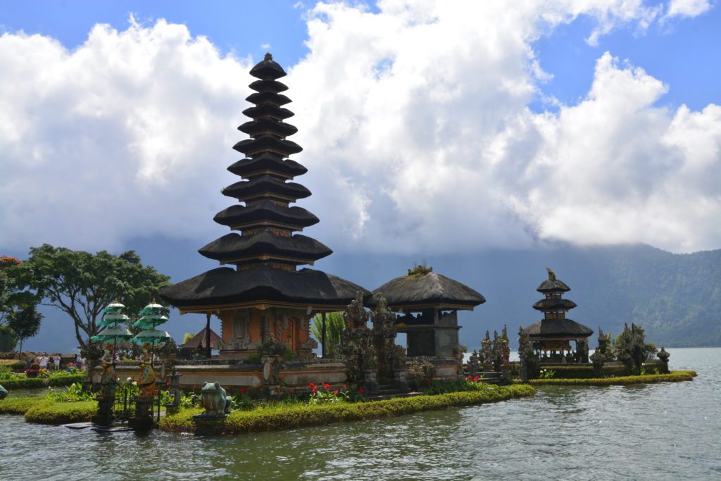 Vista do Pura Ulun Danu Bratan, um templo balinês em volta de um lago, que aparenta estar flutuando sobre a água. Está ilustrando o post sobre o que fazer em Ubud.