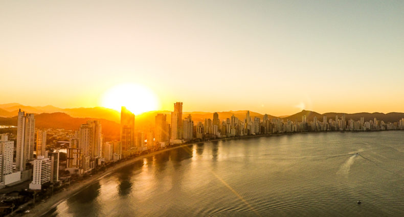 Orla de Balneário Camboriú durante pôr do sol