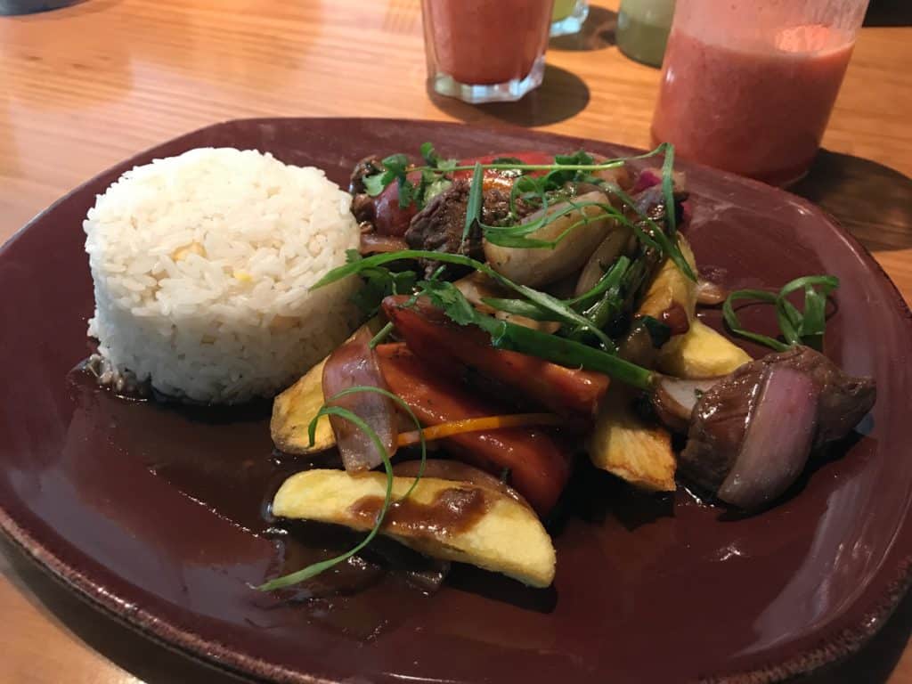 prato de carnes e vegetais com arroz, conhecido como lomo saltado, no Restaurante Inka Grill, para representar onde comer em cusco