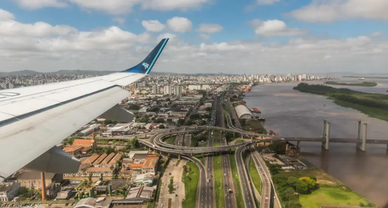 Voo por cima da cidade de porto alegre no rio grande do sul. A foto ilustra o post de roteiro em Porto Alegre.