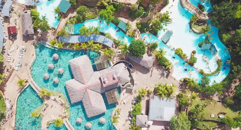 Vista aérea do Rio Quente Resort mostrando as piscinas e os prédios da hospedagem