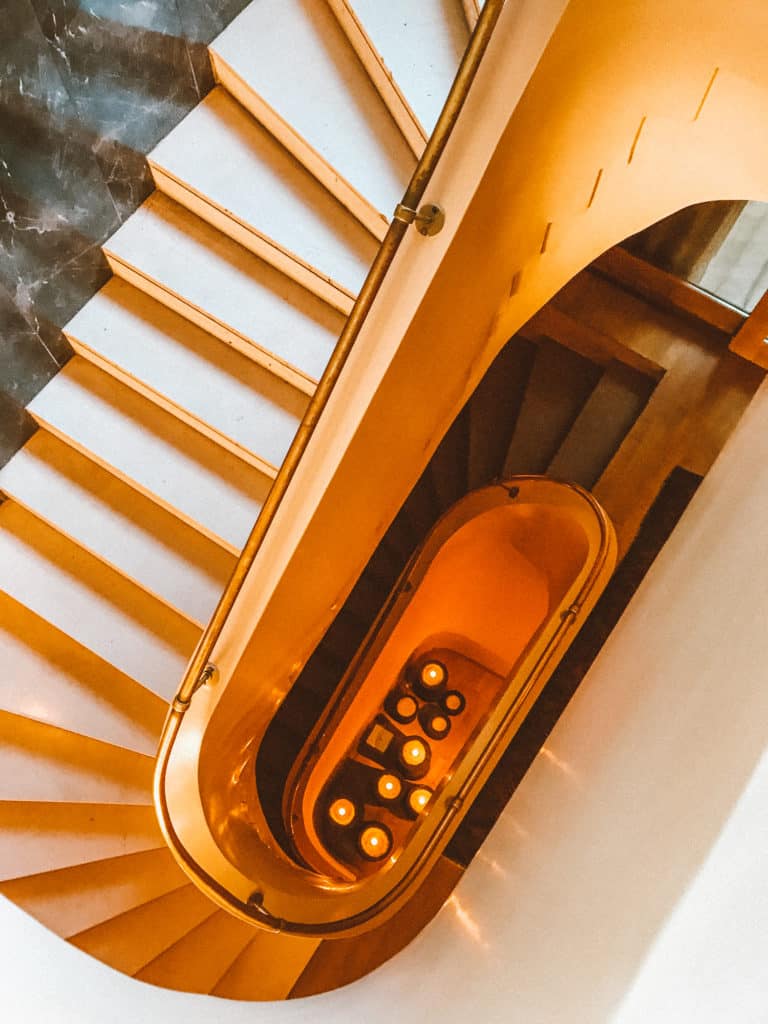 Escadaria central no caminho para o Spa no The Margi Hotel - Foto: Luiz Del Mare