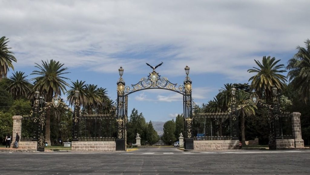 Vista do portão do Parque General San Martín, em Mendoza. Foto de @mendozaciudad via Instagram.
