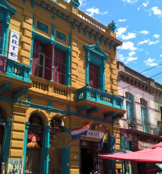 um dos principais pontos turisticos em buenos aires o caminito - na fotos casas coloridas tipicas do bairro
