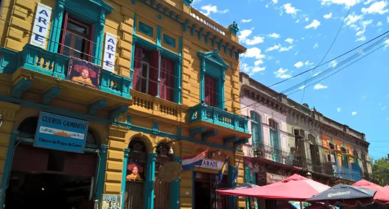 um dos principais pontos turisticos em buenos aires o caminito - na fotos casas coloridas tipicas do bairro