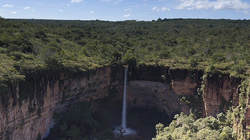 A Cachoeira do Véu da Noiva, Parque Nacional da Chapada dos Guimarães, Mato Grosso - Foto: MTur Destinos via Wikipedia - Viagem Corpus Christ