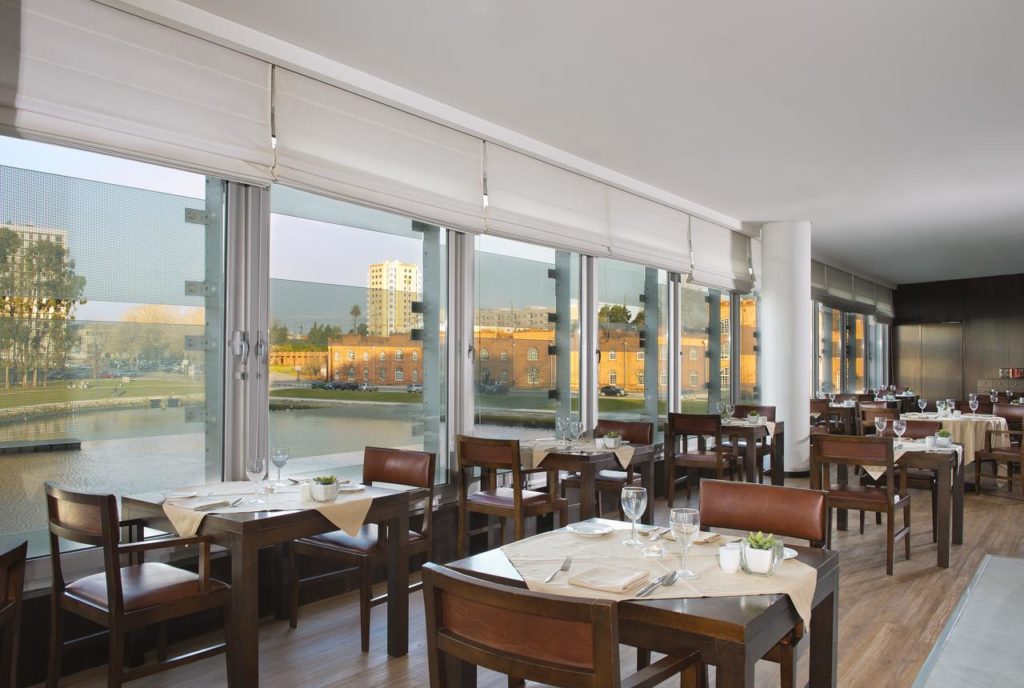 Restaurante O Lago, do hotel Meliá Ria, com vista. Foto de booking.com