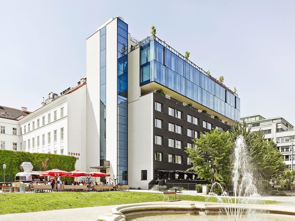 Vista do prédio do 25Hours Hotel, em Viena, e da área nos arredores do hotel