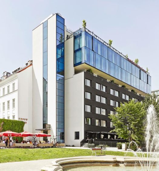 Vista do prédio do 25Hours Hotel, em Viena, e da área nos arredores do hotel