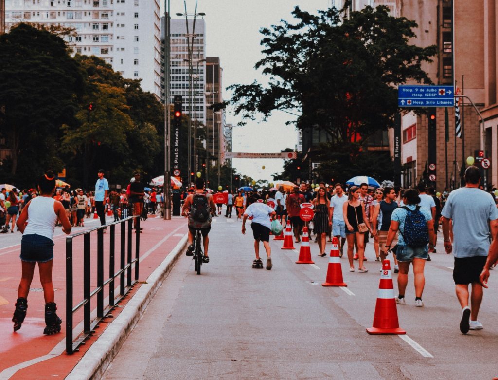 Pessoas andando na Avenida Paulista num domingo, quando a avenida é totalmente liberada para tráfego exclusivo de pedestres. Foto: Ana Paula Leite from Pexels