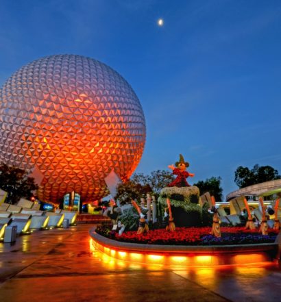 Bola do Epcot (Spaceship Earth) e Mickey Fantasia no parque Epcot, na Disney da Flórida