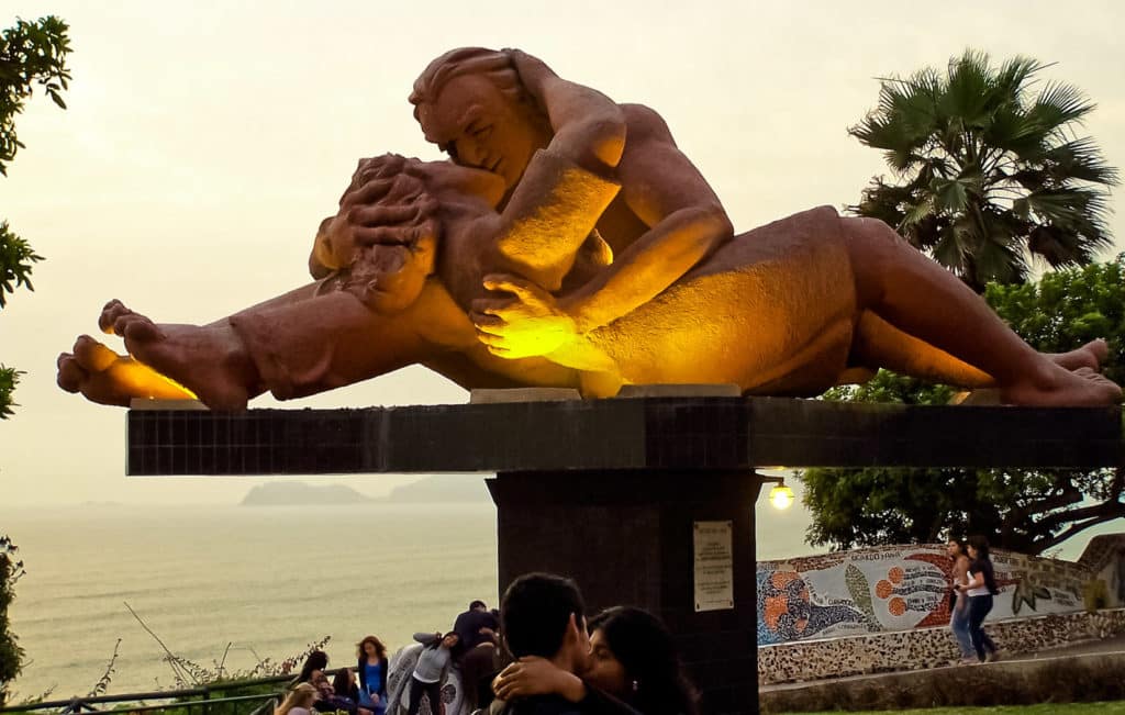 A estátua "O Beijo", de Victor Delfín, no Parque do Amor em Lima.