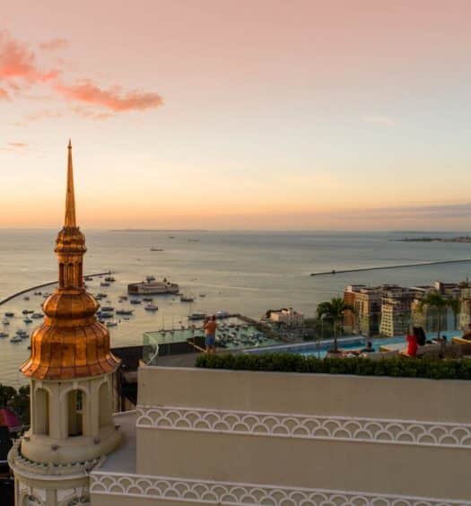 Vista de paisagem direta para o mar no terraço do Fera Palace Hotel, em Salvador.