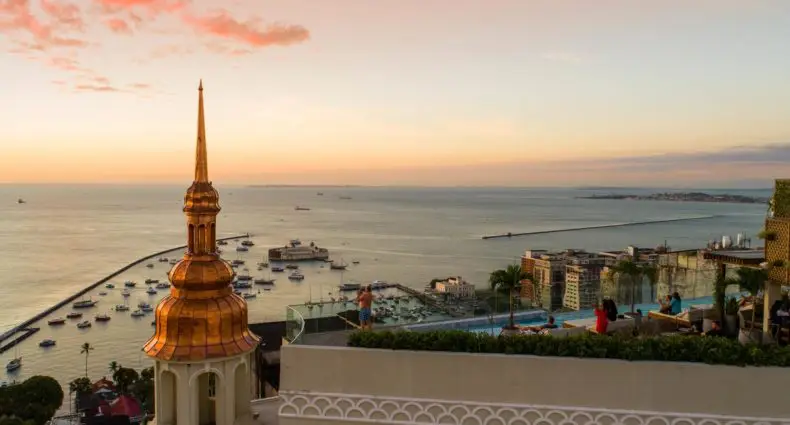 Vista de paisagem direta para o mar no terraço do Fera Palace Hotel, em Salvador.