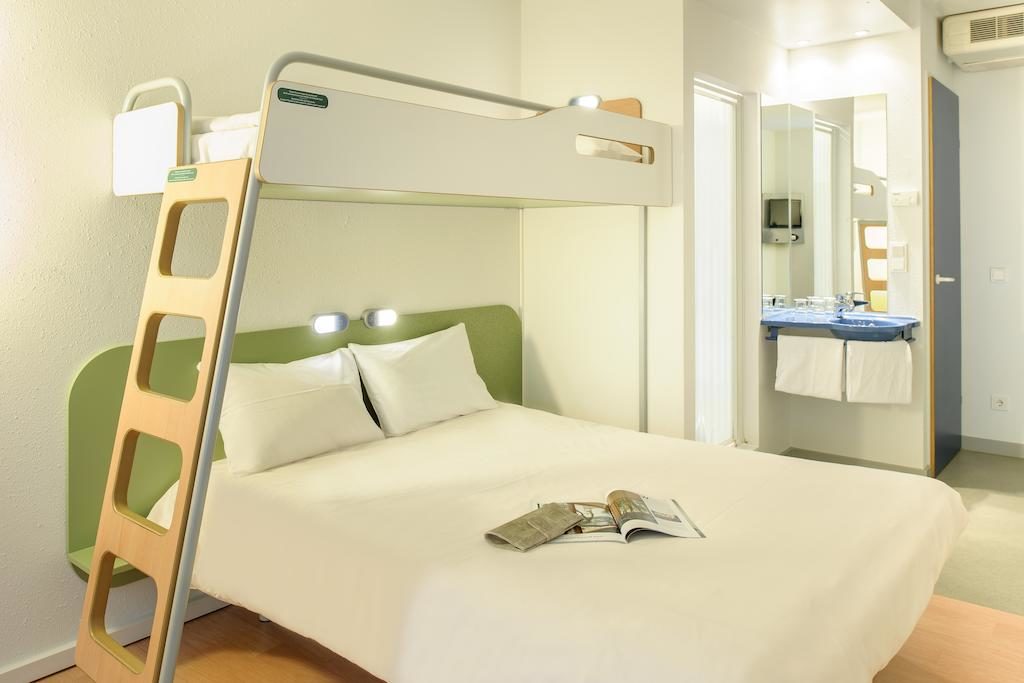 Foto de quarto do Ibis budget Wien Sankt Marx, uma opção de onde ficar em Viena para famílias, com cama de casal e beliche.