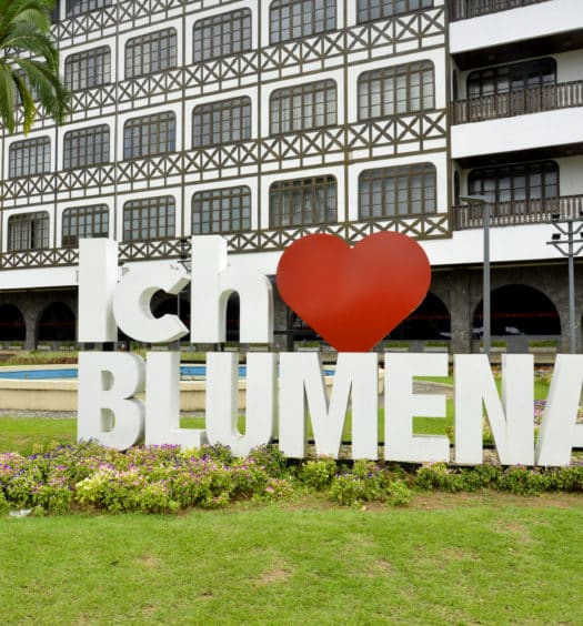 Placa "Ich ♥ Blumenau" (eu amo Blumenau, traduzido do alemão), em frente à prefeitura da cidade. Foto de MTur Destinos via Flickr.