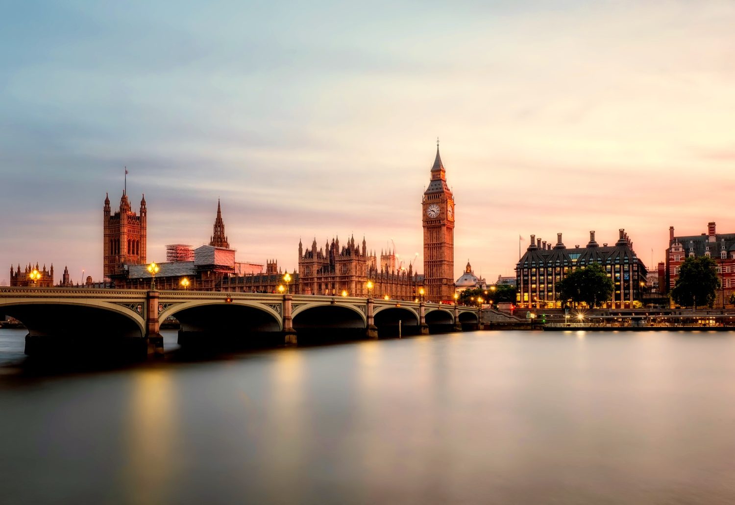 Big Ben ao fundo de paisagem no rio Tâmisa em Londres Pontos Turísticos. Foto de David Mark por Pixabay