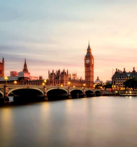 Big Ben ao fundo de paisagem no rio Tâmisa em Londres Pontos Turísticos. Foto de David Mark por Pixabay