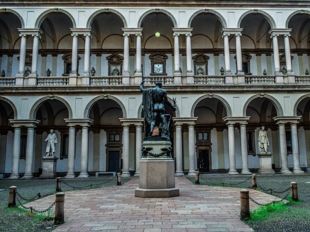 Estátua na entrada da Pinacoteca di Brera, em Milão