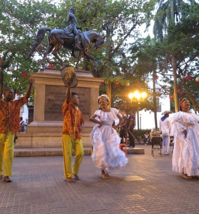 praça com dançarinos em Cartagena Colômbia