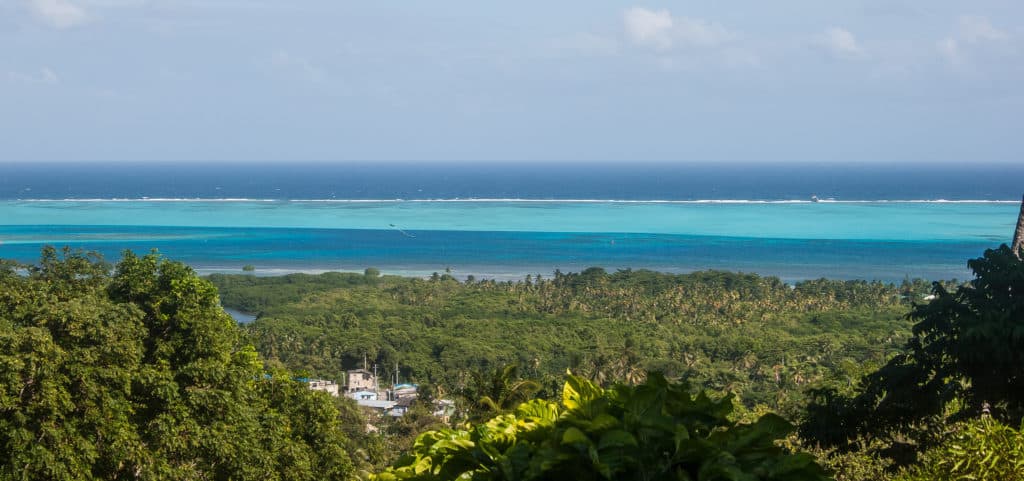 Vista de mar com diversas cores de azul em San Andrés, na Colômbia