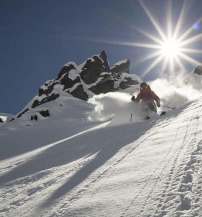 Pessoa descendo montanha de neve em esqui, no Valle Nevado. Foto do site oficial Valle Nevado.