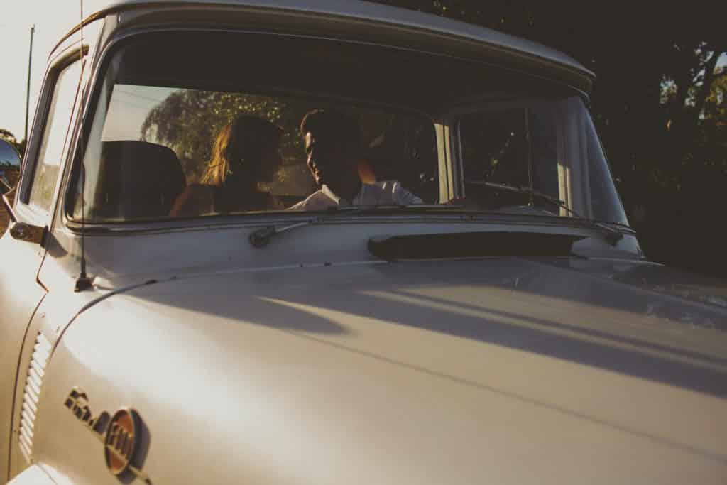 casal num carro em lua de mel em punta cana