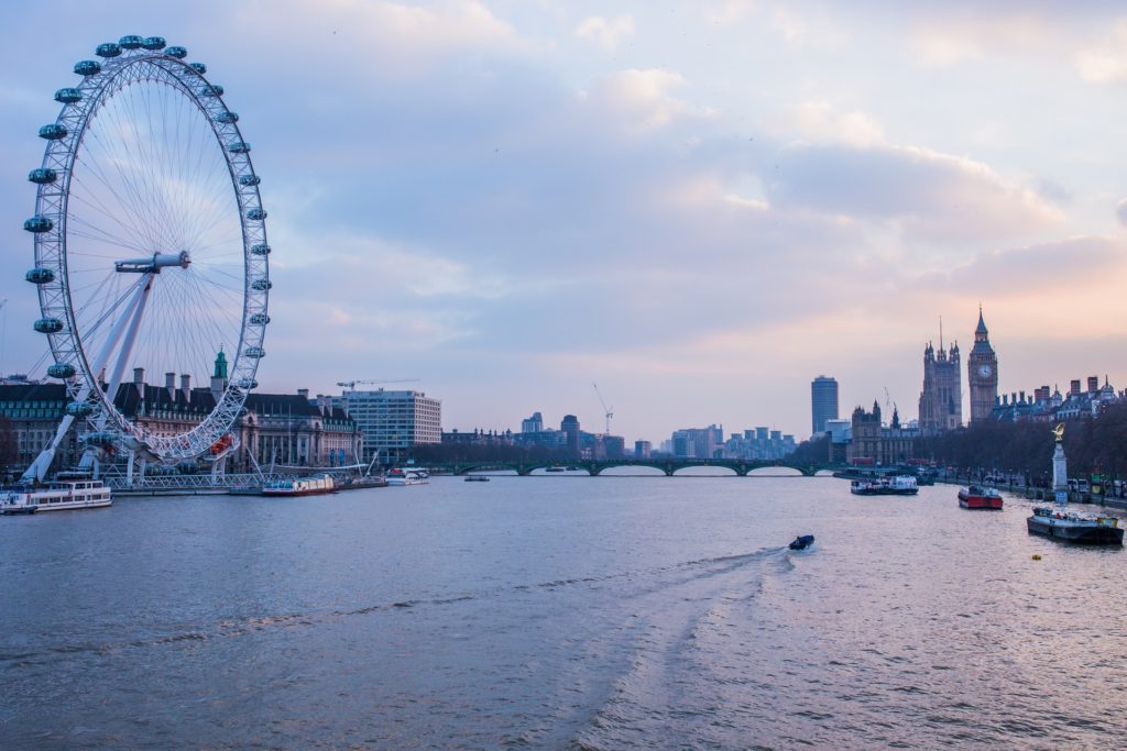 Vista da roda gigante London Eye, do rio Tâmisa, e do Big Ben ao fundo.