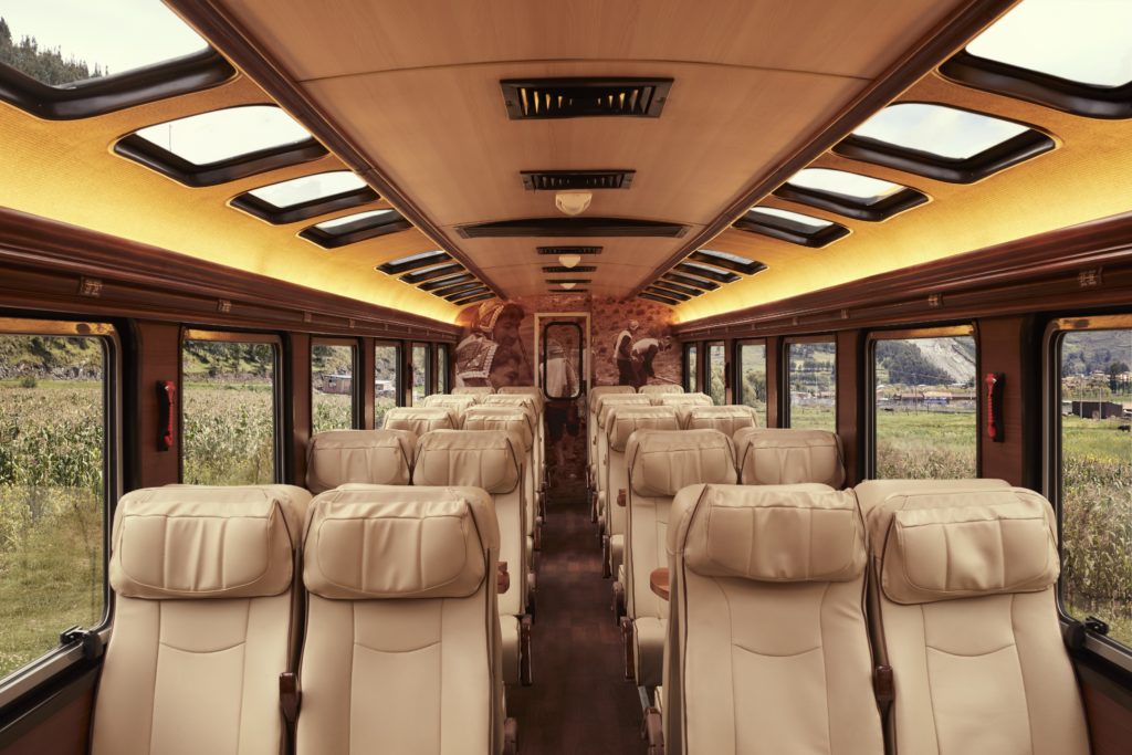 Assentos do voyager, classe mais econômica do Inca Rail.