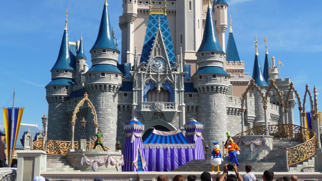 Vista do castelo da Cinderela, no Magic Kingdom, com apresentação de Mickey, Donald e Peter Pan