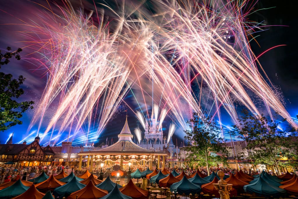 Vista de show de fogos de artifício no Disney Magic Kingdom