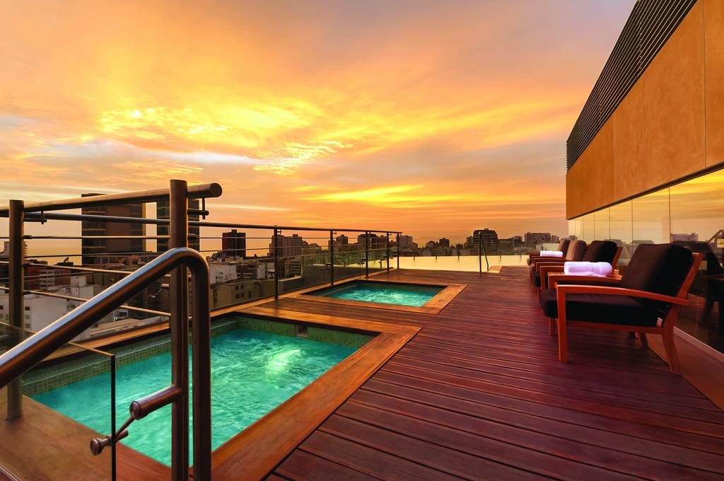 Terraço com piscina de hidromassagem no Hilton Lima
