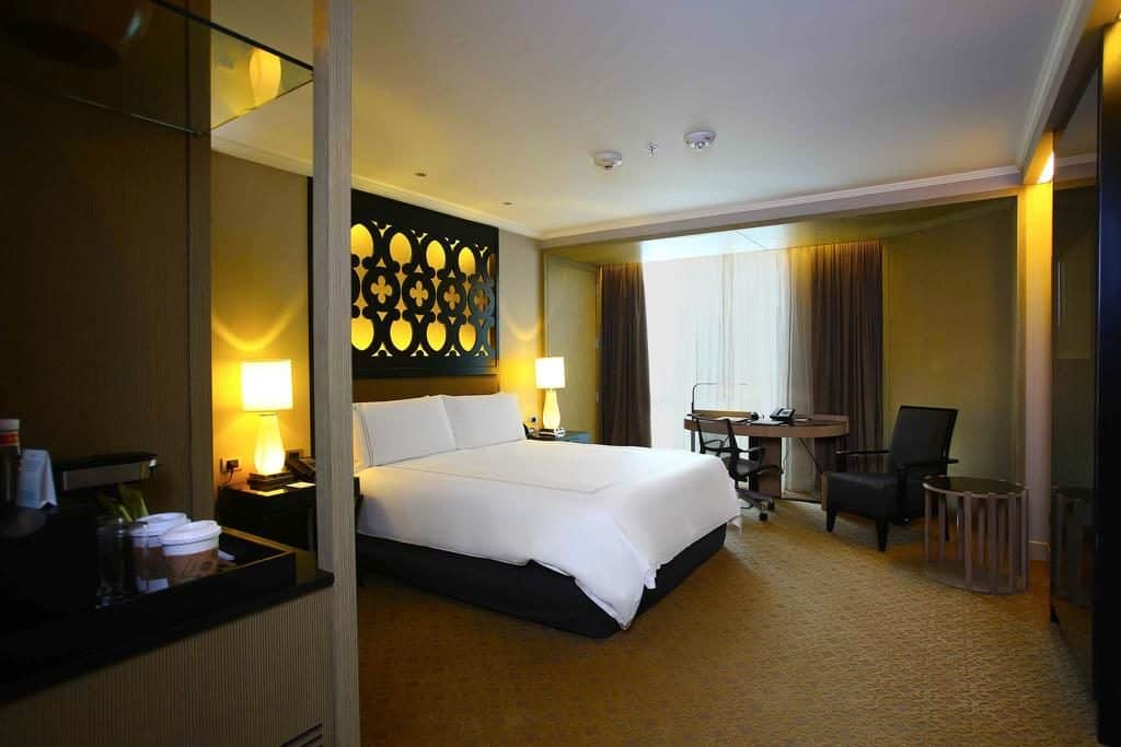 Amplo quarto no Hilton Lima, um dos hotéis de luxo em Lima