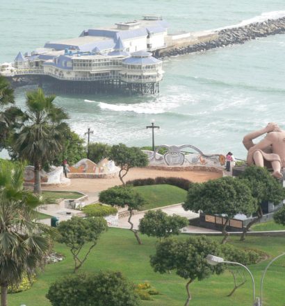 Vista aérea do Parque do Amor em Lima, do píer, parte do mar e da estátua El Beso