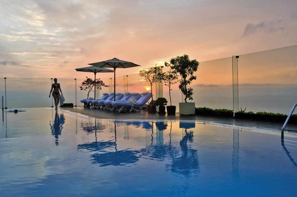Piscina do Belmond Miraflores Park com vista privilegiada para o oceano Pacífico, hotel romântico para uma lua de mel em Lima