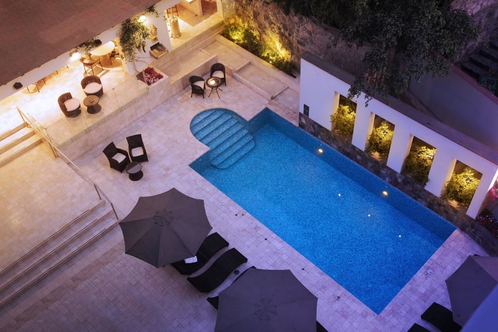 Espaço da piscina e área comum no Los Incas Lima Hotel, um dos hoteis indicados para lua de mel em Lima.