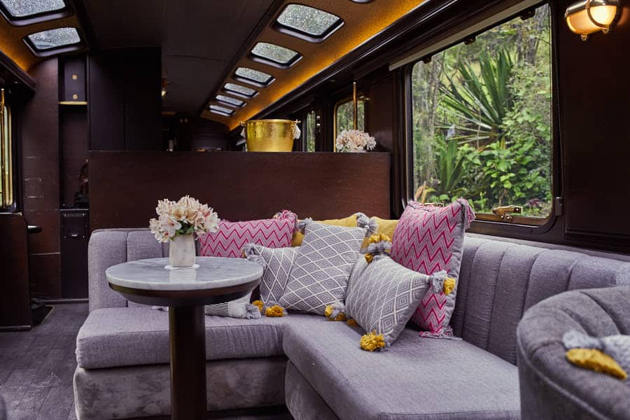 Foto de sofá decorado com teares incas no trem privado da IncaRail.