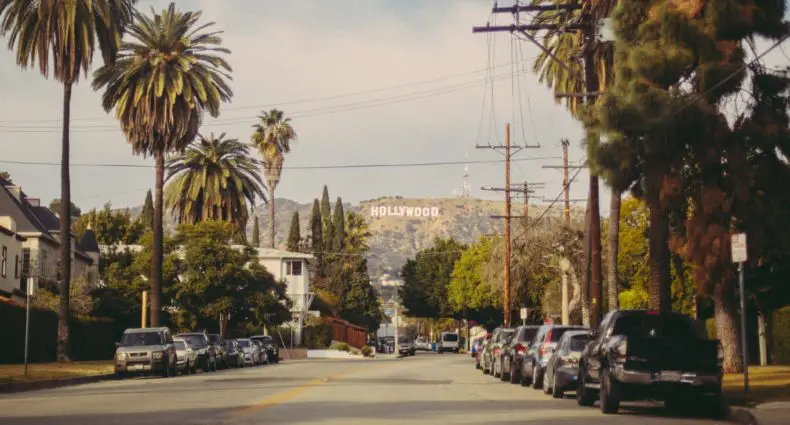 Foto de rua em Los Angeles com placa de Hollywood ao fundo