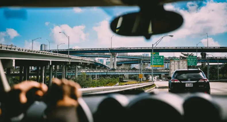 Foto de carro em rodovia de Miami, nos Estados Unidos.