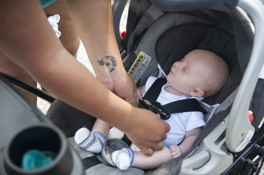 Bebê em carrinho de carro - item necessário para andar com crianças em aluguel de carros em Fort Lauderdale