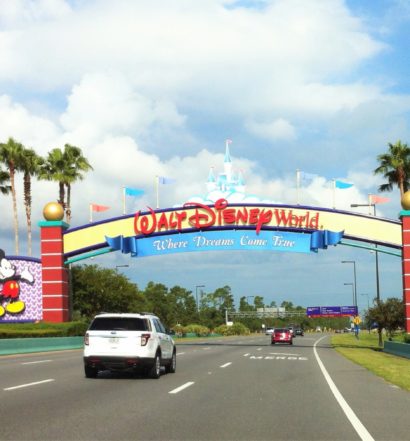 Foto de estrada que leva aos parques da Disney, boa ideia para ir com veículo de aluguel de carro em Orlando